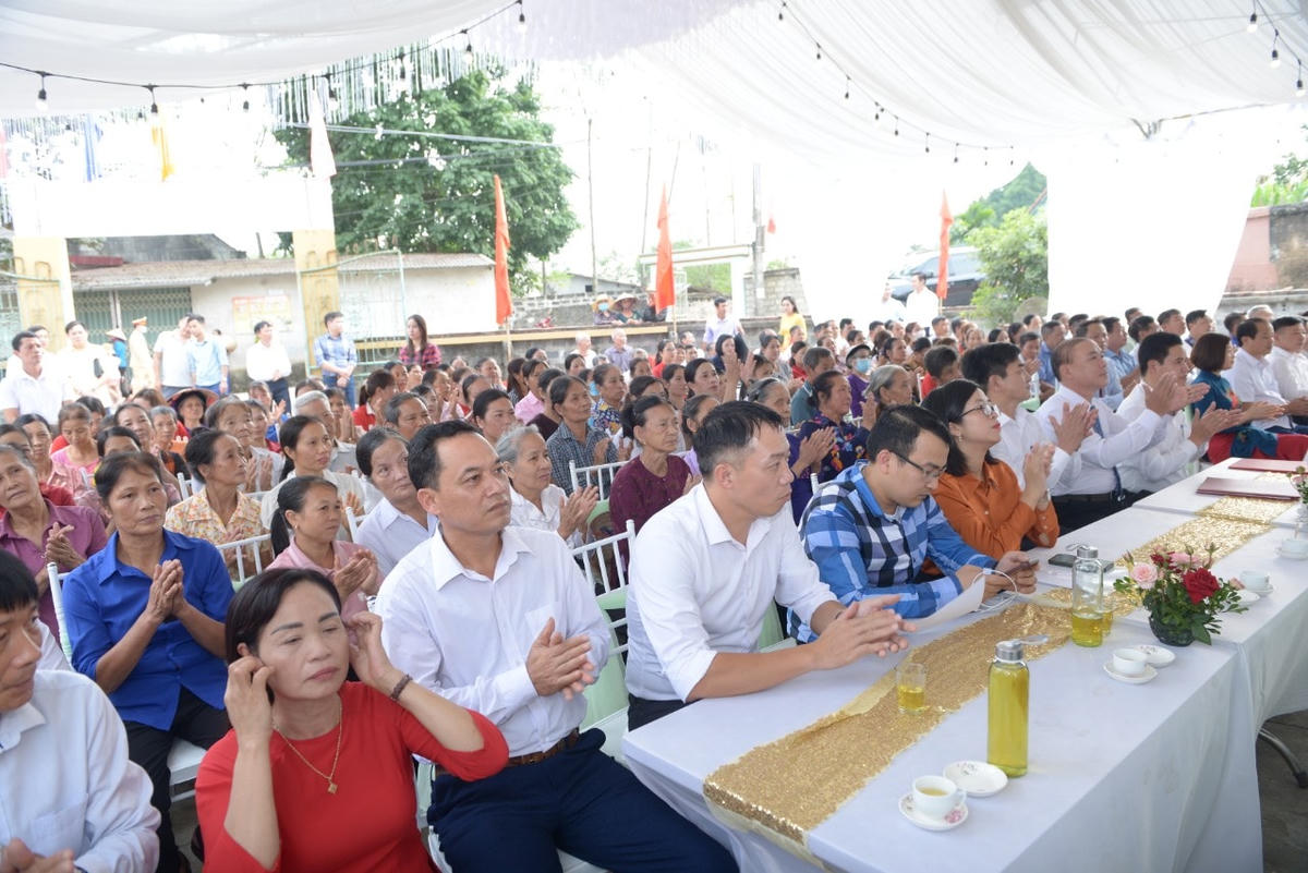 Nhân dân khu 2 vui mừng trang ngày hội đại đoàn kết toàn dân