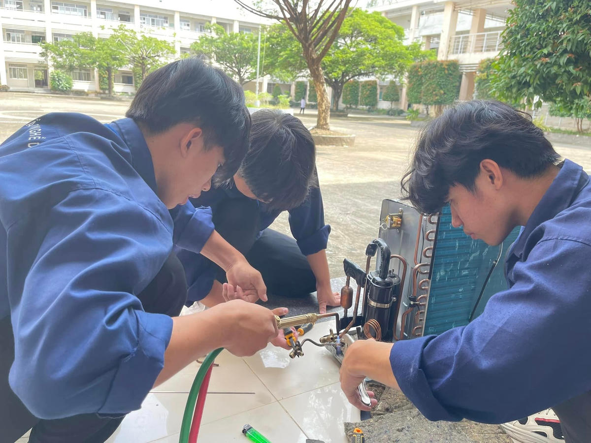 Sinh viên trường nghề trong giờ thực hành. Ảnh: TL.