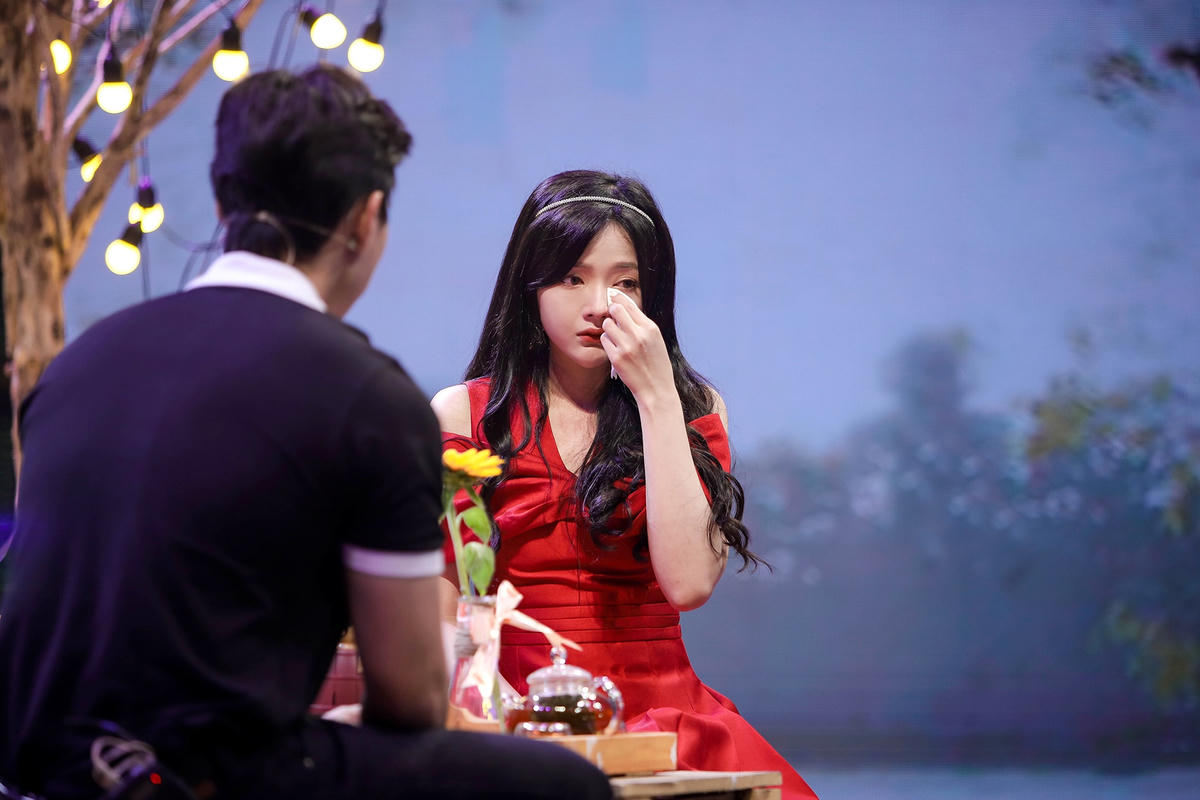 Có nhiều khoảng khắc Lan Hương đã không kìm được cảm xúc. Ảnh: Perfect Universe.