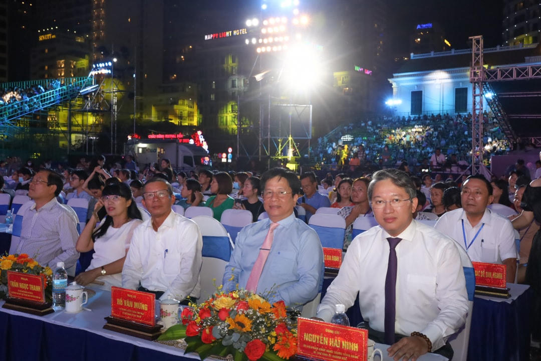Lãnh đạo tỉnh Khánh Hòa dự lễ bế mạc Festival Biển 2023.