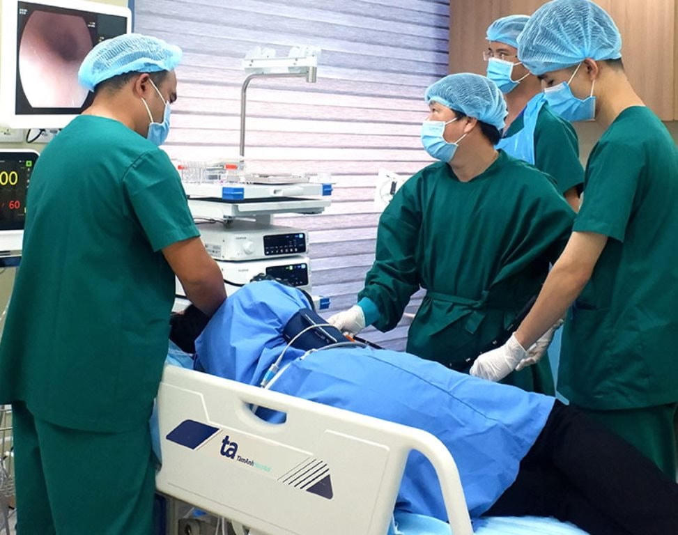 Bệnh nhân được các bác sĩ thực hiện tầm soát ung thư dạ dày.