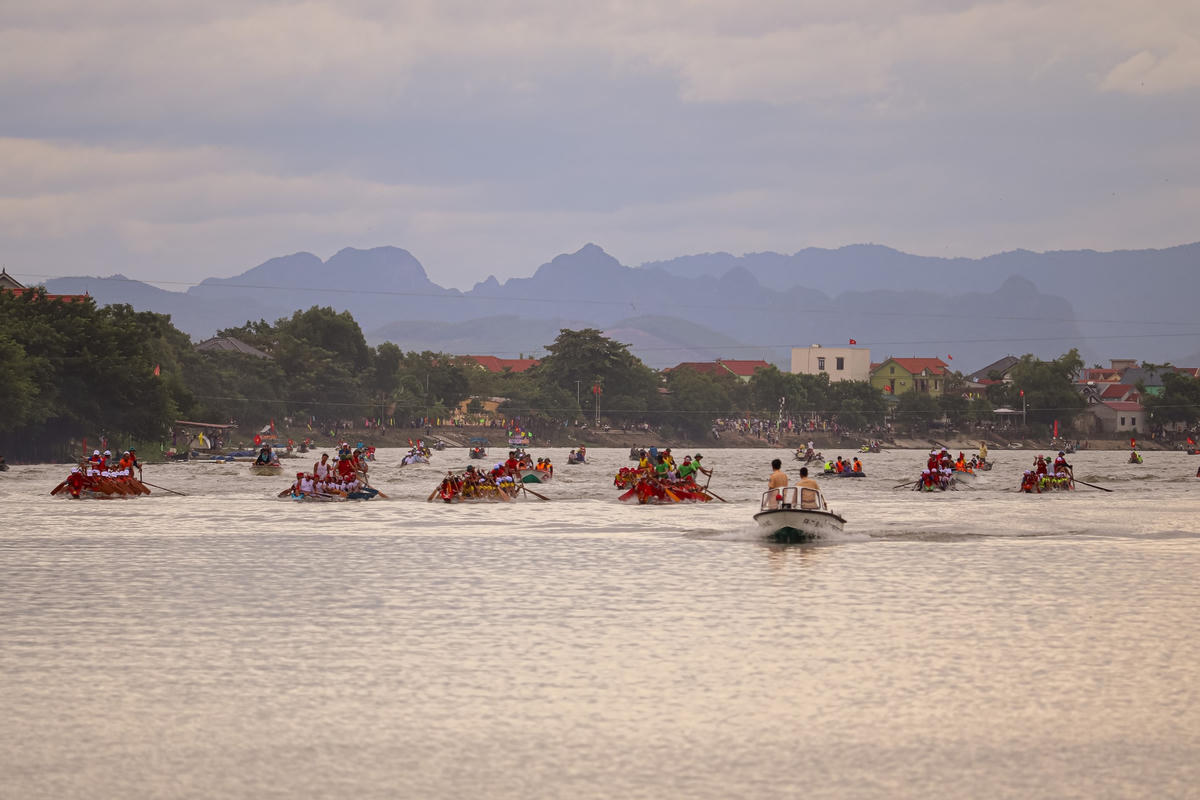 Trong 2 năm qua, tình hình dịch bệnh Covid-19 diễn biến phức tạp nên Lễ hội đua, bơi thuyền truyền thống trên sông Kiến Giang (huyện Lệ Thuỷ, Quảng Bình) đã phải tạm dừng. Nay tình hình dịch bệnh Covid-19 trên địa bàn huyện cơ bản đã được kiểm soát, Ban Thường vụ Huyện ủy huyện Lệ Thủy đã đồng ý chủ trương tổ chức Lễ hội đua, bơi thuyền truyền thống trên sông Kiến Giang năm 2022.