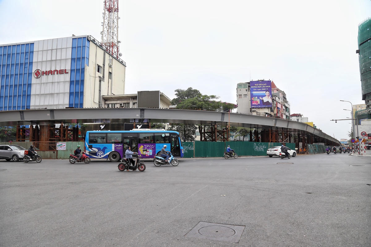 Hà Nội: Cầu vượt chữ C sau khi hợp long toàn bộ dầm thép