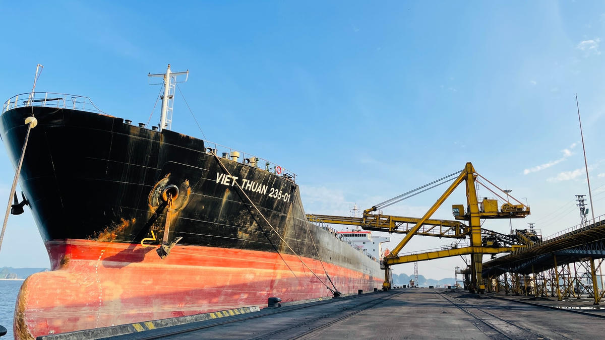 Tàu Viet Thuan 235 - 01 cập cảng Cửa Ông ngày 19/9/2022 để nhận than cám 5a.10 tiêu thụ cho Điện Vũng Ánh 1. Ảnh: TKV.