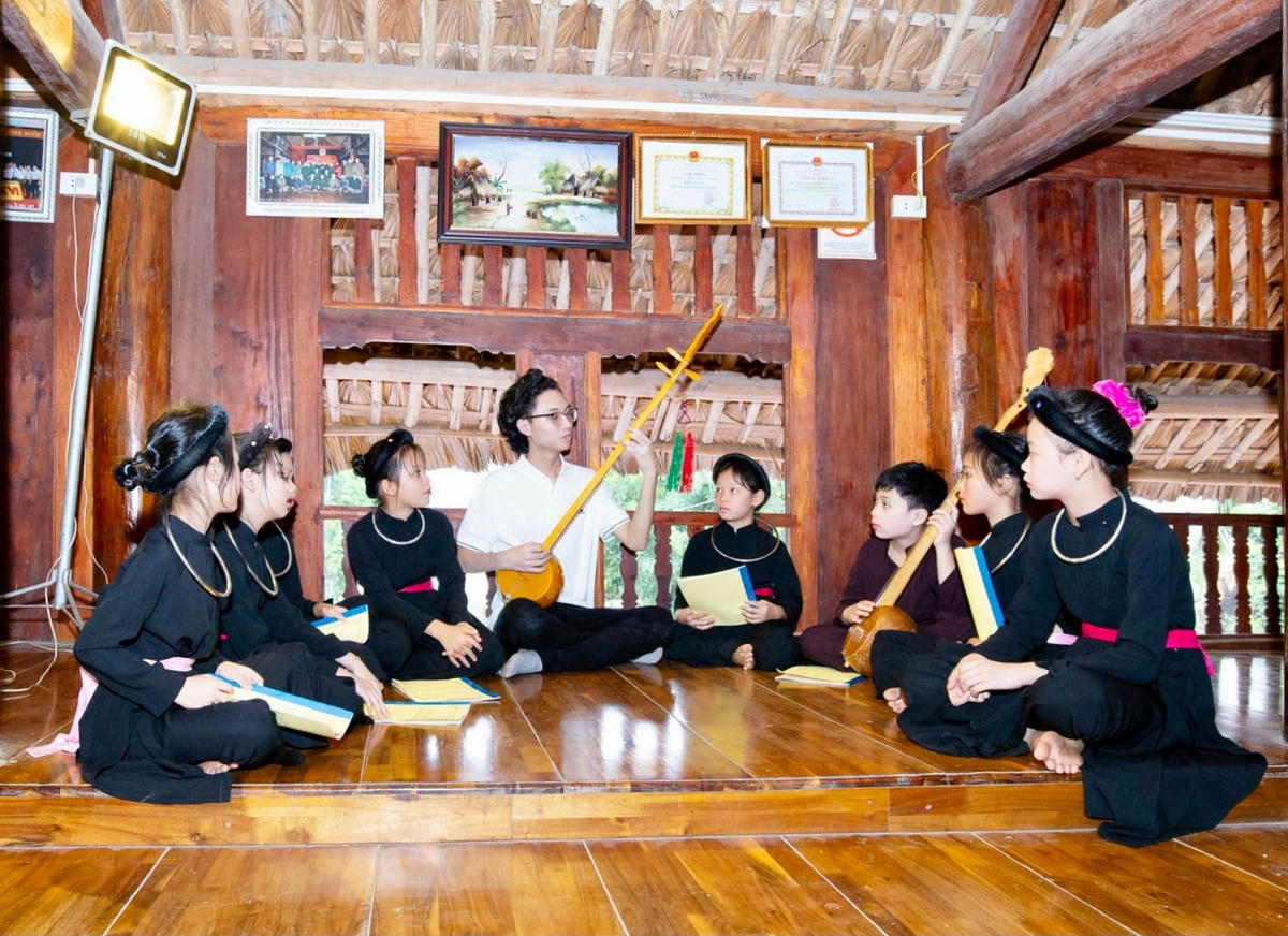 Hà Kiên Trung dạy hát Then miễn phí cho các em nhỏ tại xã Tân Trào, huyện Sơn Dương, tỉnh Tuyên Quang.  
