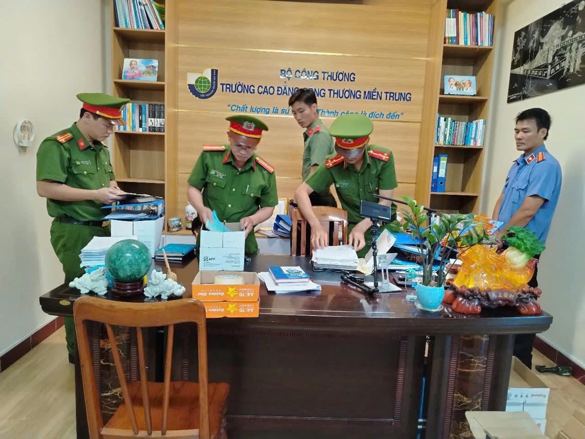 Cơ quan CSĐT Công an tỉnh Phú Yên khám xét chỗ ở, nơi làm việc, địa điểm, phương tiện đối với Trần Kim Quyên. Ảnh Công an tỉnh Phú Yên.