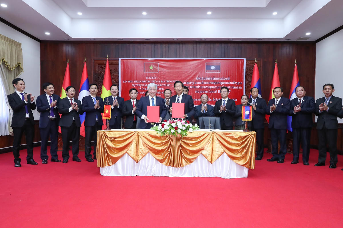 Chủ tịch UBTƯ MTTQ Việt Nam Đỗ Văn Chiến và Chủ tịch Ủy ban Trung ương Mặt trận Lào xây dựng đất nước Sinlavong Khoutphaythoune ký Thỏa thuận hợp tác giữa hai tổ chức Mặt trận giai đoạn 2022 - 2027. Ảnh: Quang Vinh.