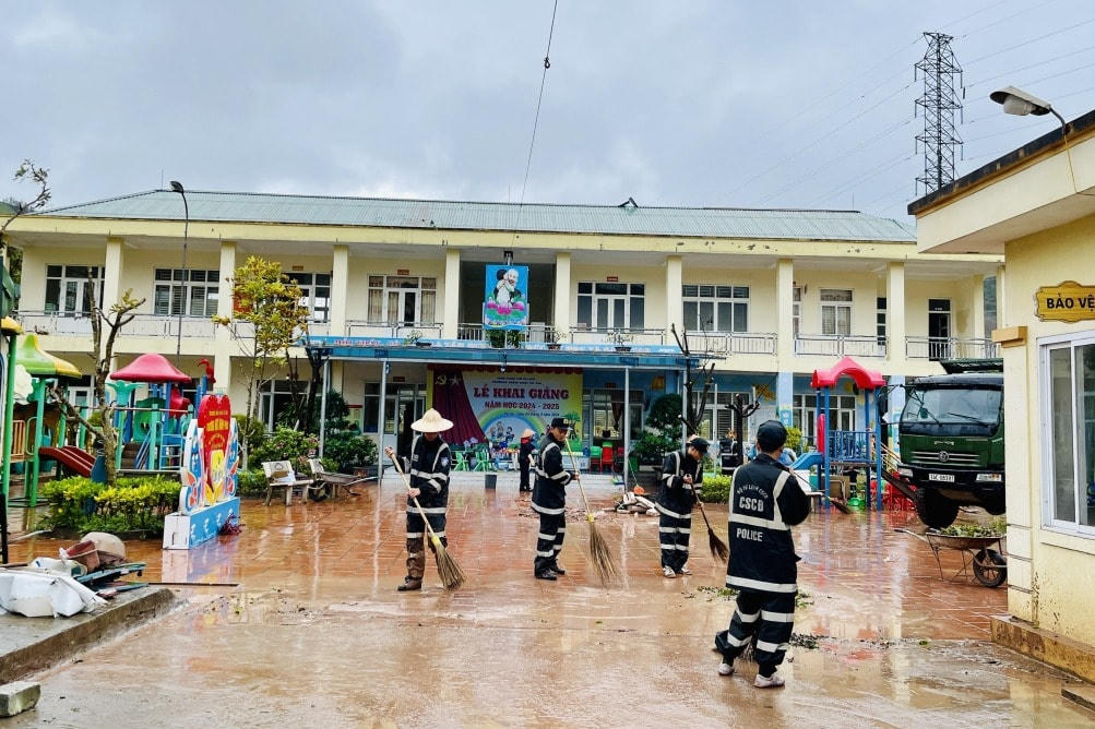 Các cán bộ chiến sĩ thuộc Bộ Tư lệnh Cảnh sát cơ động hỗ trợ Trường Mầm non Vũ Oai (xã Vũ Oai, TP Hạ Long) dọn dẹp, khắc phục thiệt hại sau cơn bão.