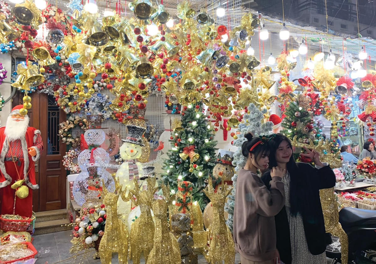 Phố Hàng Mã (Hà Nội) rực rỡ sắc màu Noel.