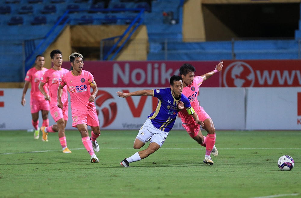 Hà Nội FC quyết thắng để tiếp tục giữ khoảng cách an toàn.