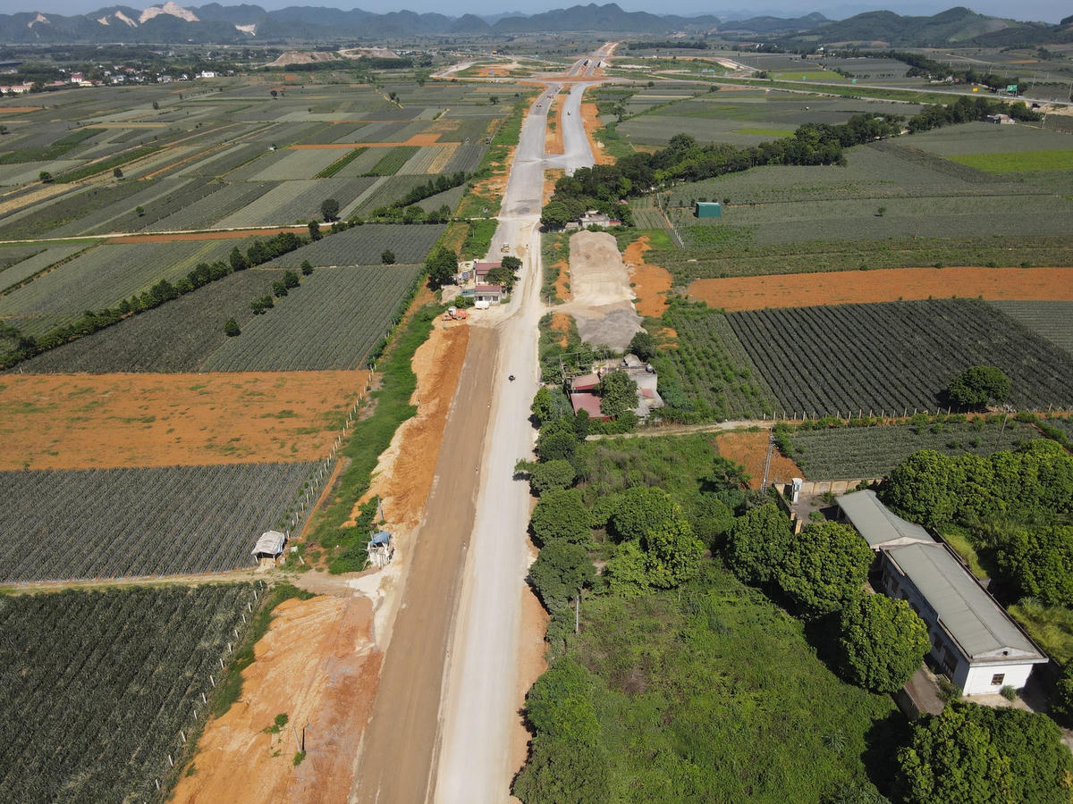 Về công tác GPMB, đến nay, các địa phương đã bàn giao mặt bằng 20,2/22,9km. Trong đó, địa phận TP Tam Điệp bàn giao 6,627/6,627 km; huyện Nho Quan bàn giao 13,64/16,3 km đất nông nghiệp (đạt khoảng 83,66% diện tích GPMB). Tuy nhiên trên diện tích bàn giao ở cả 2 địa phương vẫn còn một số vướng mắc.   