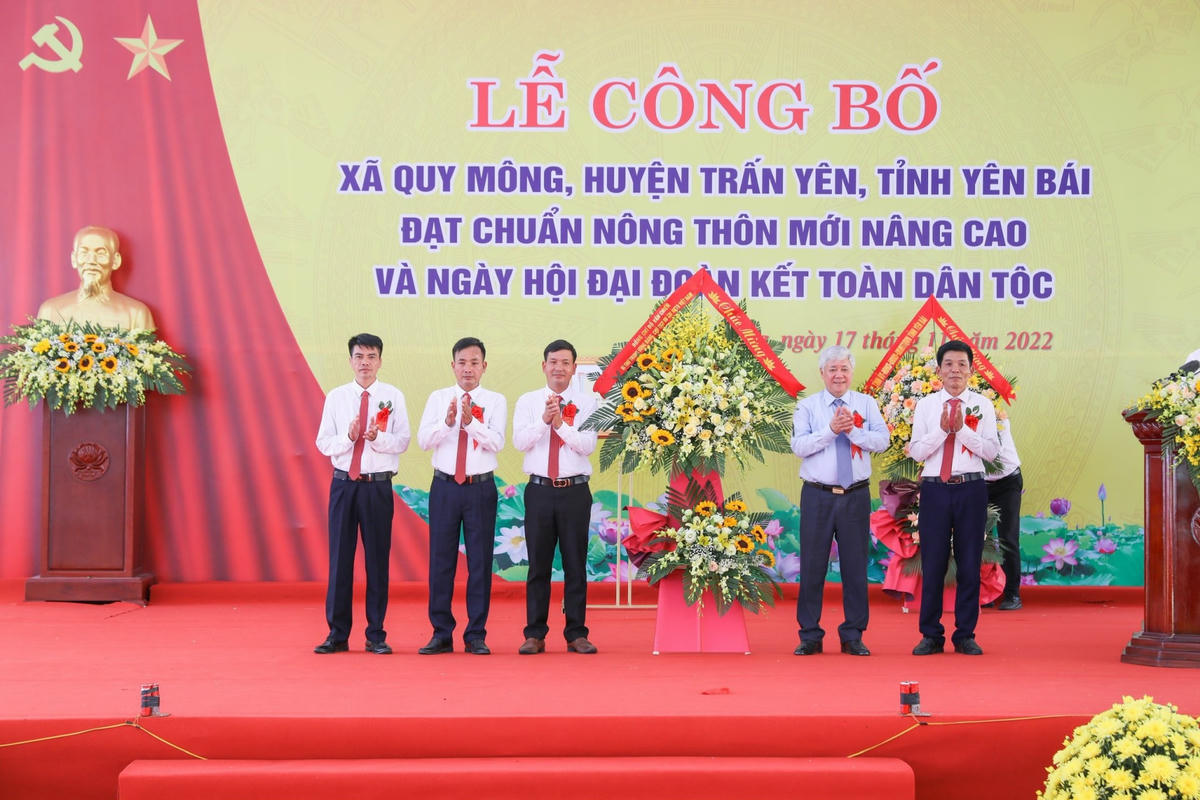 Chủ tịch Đỗ Văn Chiến tặng hoa chúc mừng xã Quy Mông huyện Trấn Yên đạt chuẩn nông thôn mới nâng cao. Đến nay, kinh tế nông nghiệp trên địa bàn xã Quy Mông phát triển toàn diện và có bước đột phá rõ nét trong chuyển đổi cơ cấu cây trồng, vật nuôi tạo ra các vùng sản xuất hàng hóa và sản phẩm chủ lực có giá trị, hiệu quả kinh tế và sức cạnh tranh cao trên thị trường như: Vùng trồng và chế biến đao riềng với diện tích trên 70 ha, vùng trồng dâu, nuôi tằm có diện tích 84 ha, vùng trồng cây ăn quả có múi với diện tích 86 ha...
