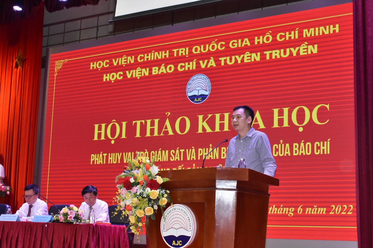 Đại diện cho Đài Tiếng nói Việt Nam, nhà báo, ThS. Đồng Mạnh Hùng đọc tham luận tại hội nghị. 