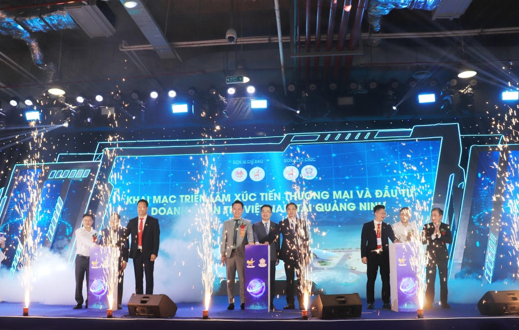 Các đại biểu bấm nút khai mạc Triển lãm xúc tiến thương mại và đầu tư Doanh nhân trẻ Việt Nam.