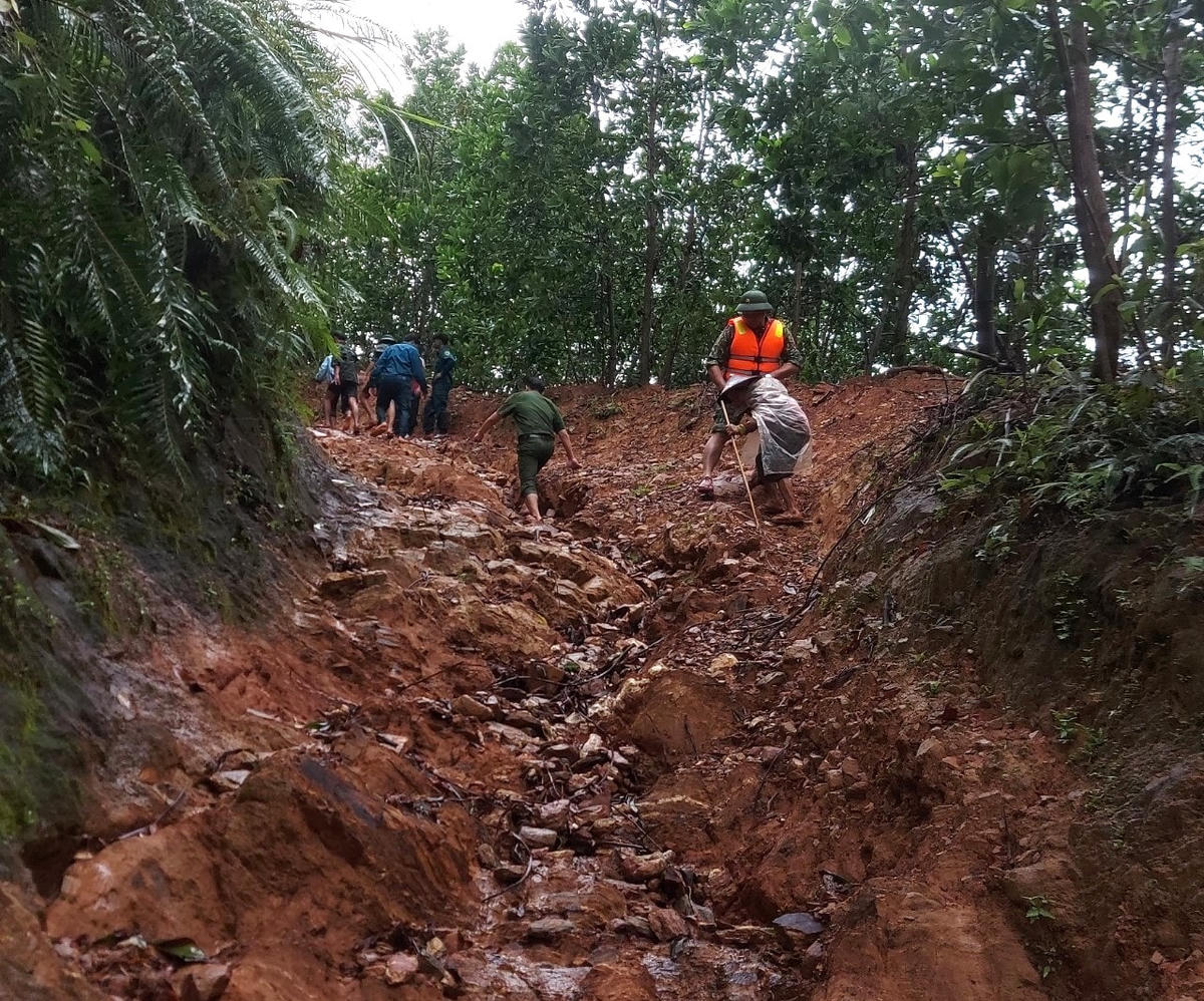 Đường đi đến thôn Nước Lầy rất khó khăn.