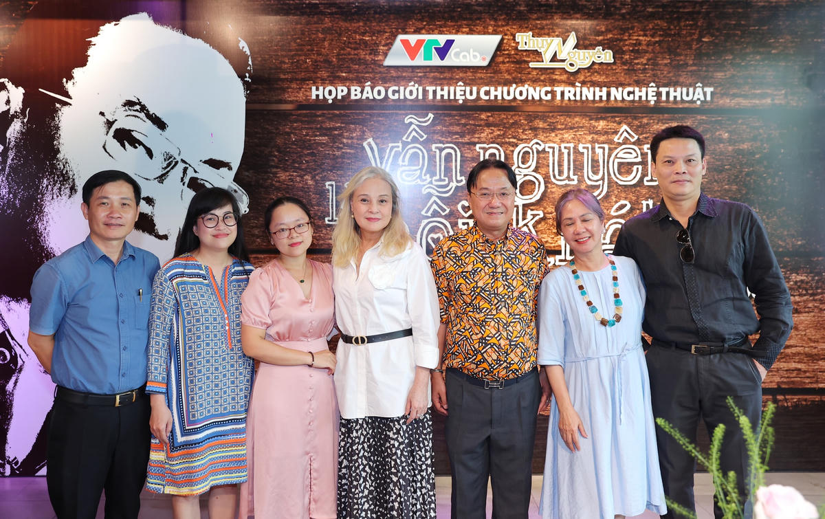 Nhà thơ Hồng Thanh Quang bên những người bạn. 