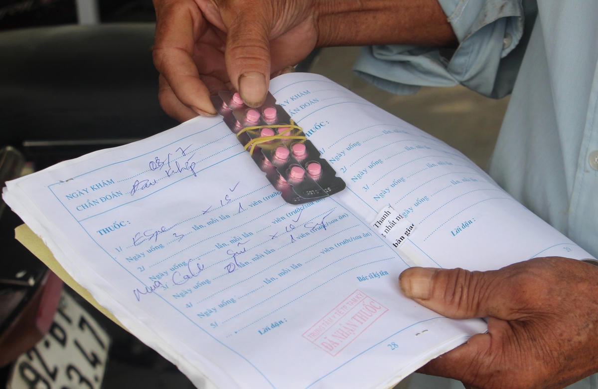 Bệnh nhân khám chữa bệnh chỉ được kê đơn và phát 2 vỉ thuốc.