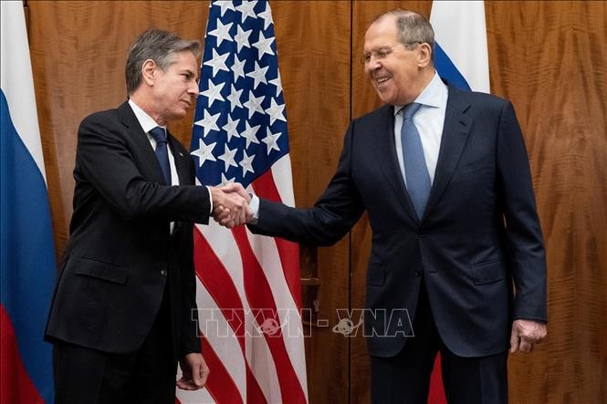 Ngoại trưởng Nga Sergei Lavrov (phải) và người đồng cấp Mỹ Antony Blinken (trái) tại cuộc gặp ở Geneva, Thụy Sĩ ngày 21/1/2022. Ảnh: AFP/TTXVN.
