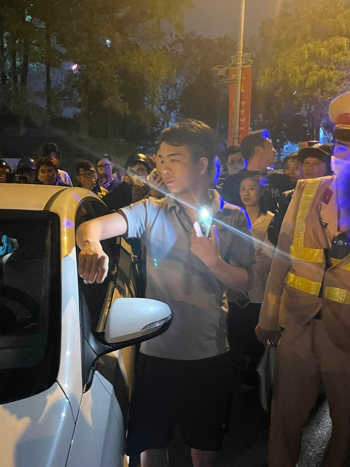 Tài xế Vũ Đức N. phát trực tiếp sự việc lên mạng xã hội kêu gọi những người khác đến chốt kiểm tra để giúp sức.