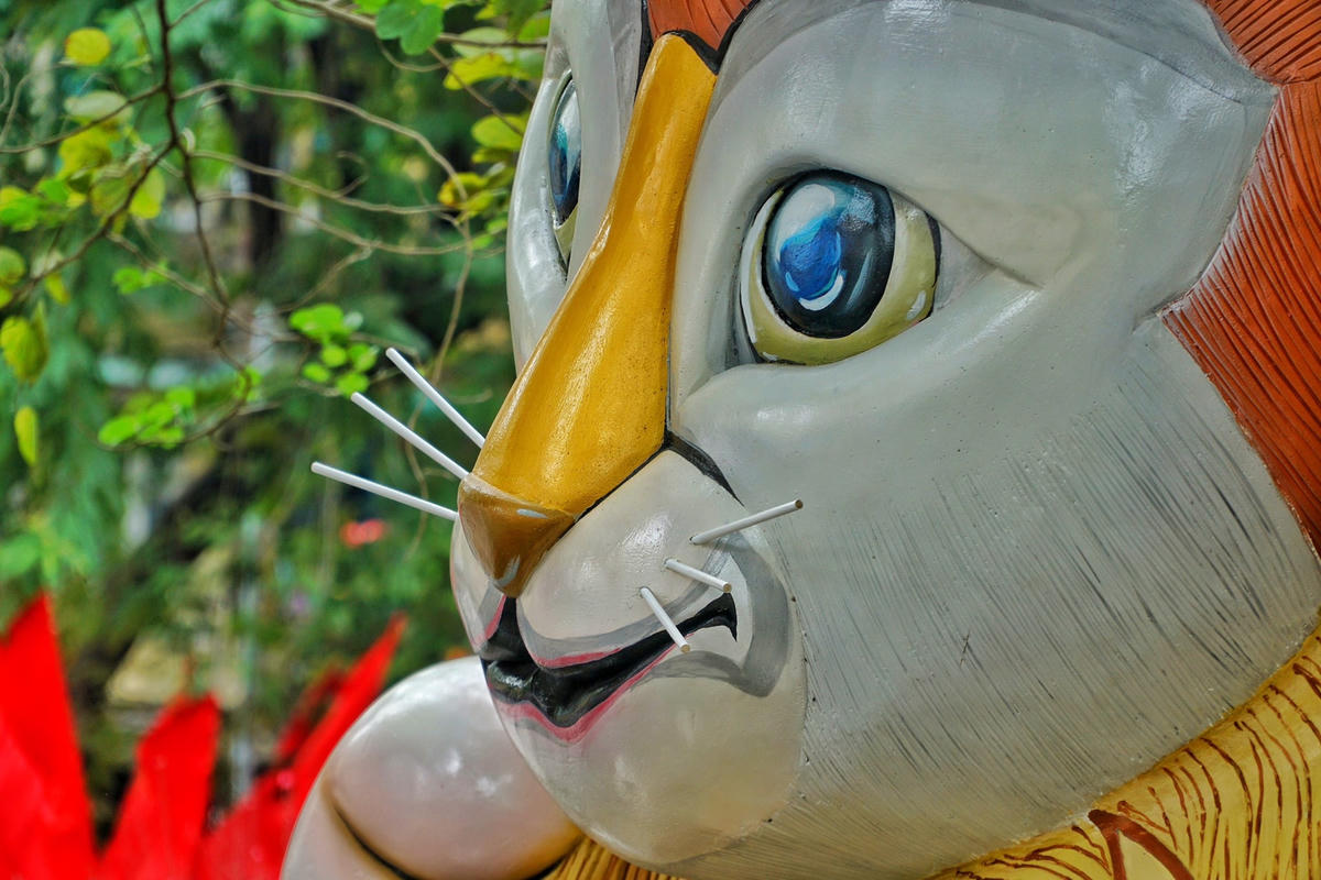 Linh vật mèo ngộ nghĩnh ở hồ Gươm thu hút nhiều người dân đến chụp ảnh