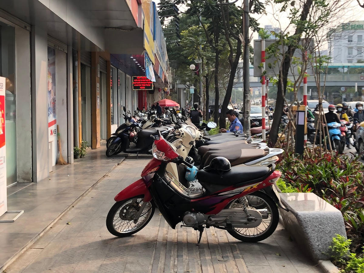 Sau hơn 2 tháng từ thời điểm hoàn thành việc chỉnh trang, đến nay nhiều đoạn vỉa hè thuộc tuyến phố này đã bị các hộ buôn bán hàng rong, cửa hàng kinh doanh chiếm dụng khiến người đi bộ bức xúc vì đi lại rất khó khăn.