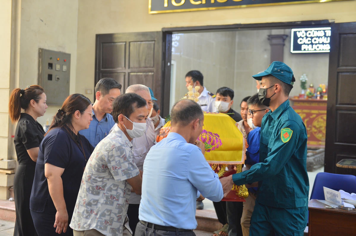 Như Báo Đại Đoàn Kết đã đưa tin, ngày 8/7 thông tin từ Công an TP Hà Nội, khoảng 5h22, Trung tâm Thông tin chỉ huy nhận được tin báo cháy tại số nhà 12, ngõ Thổ Quan, phường Thổ Quan, quận Đống Đa. Khu vực xảy ra cháy là nhà ở kết hợp kinh doanh dịch vụ làm đẹp, nhà hình ống, cao 6 tầng, 1 tum, diện tích khoảng 60 m2 (chiều rộng khoảng 2,5 m, chiều dài khoảng 24 m), kết cấu bê tông cốt thép. Căn nhà có các lối thoát hiểm ở tầng 1, tầng 2 và tầng 6 nhưng bị chặn bởi song sắt, vật dụng và hàng hóa khiến các nạn nhân không thể thoát ra được. Vụ cháy khiến 3 người mắc kẹt, tử vong, nhiều tài sản bị thiêu rụi. Danh tính các nạn nhân gồm: cháu N.Q.M. (SN 2010), cháu N.P.U. (SN 2012) và chị D.T.D. (SN 2004).