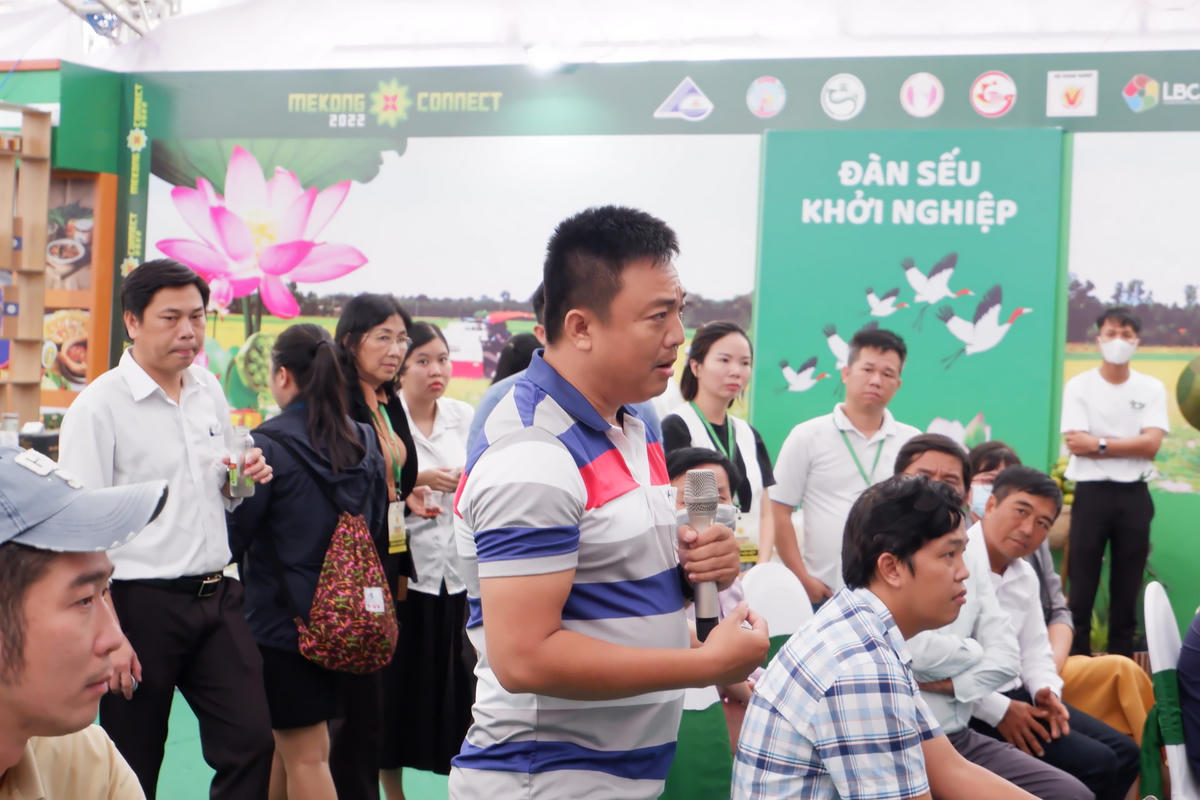 Các doanh nghiệp khởi nghiệp đang giao lưu, chia sẻ kinh nghiệm sản xuất, tạo dựng thương hiệu, bán hàng,...tại phiên chợ.