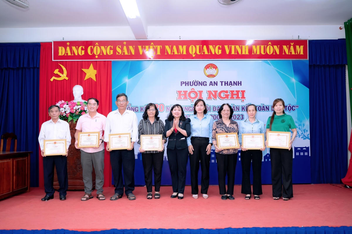 Bà Nguyễn Ngọc Phượng trao khen thưởng cho các cá nhân, tập thể có nhiều đóng góp trong công tác Mặt trận của địa phương.