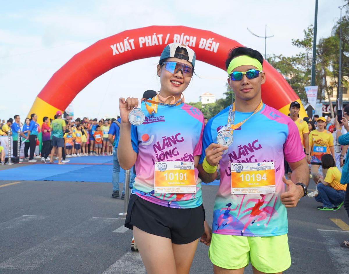 Các VĐV vui mừng khi nhận huy chương. Ảnh: Mạnh Thìn. 