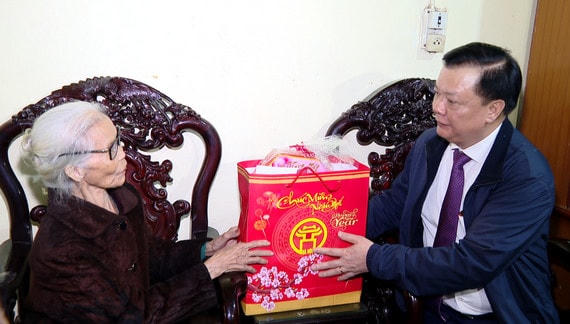 Ông Đinh Tiến Dũng chúc Tết bà Phạm Thị Mai, là vợ của một liệt sĩ quá cố.