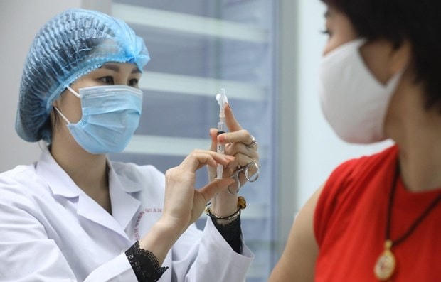 Tiêm vaccine phòng Covid-19 cho người dân. Ảnh: TTXVN
