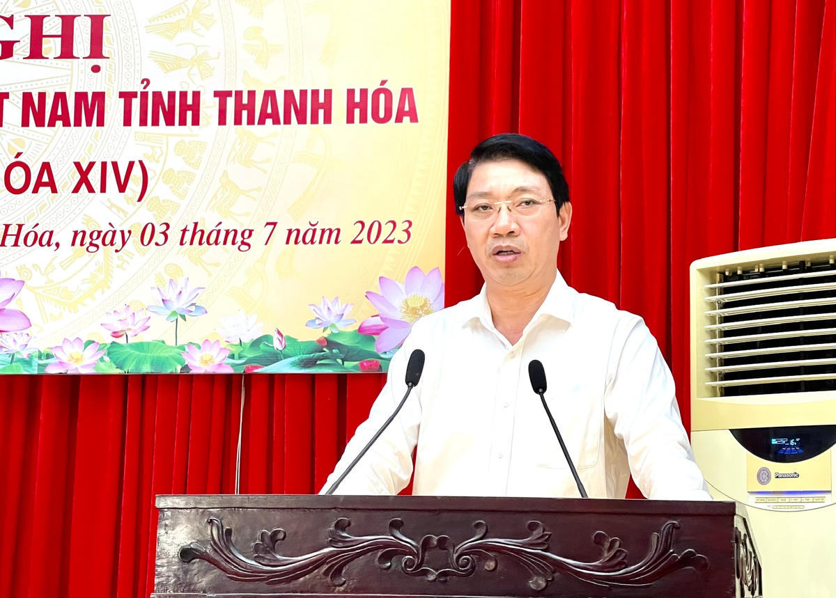 Ông Lê Đức Giang, Phó Chủ tịch UBND tỉnh Thanh Hóa thông báo khái quát tình hình kinh tế - xã hội của tỉnh 6 tháng đầu năm, nhiệm vụ trọng tâm 6 tháng cuối năm 2023 tại hội nghị.  
