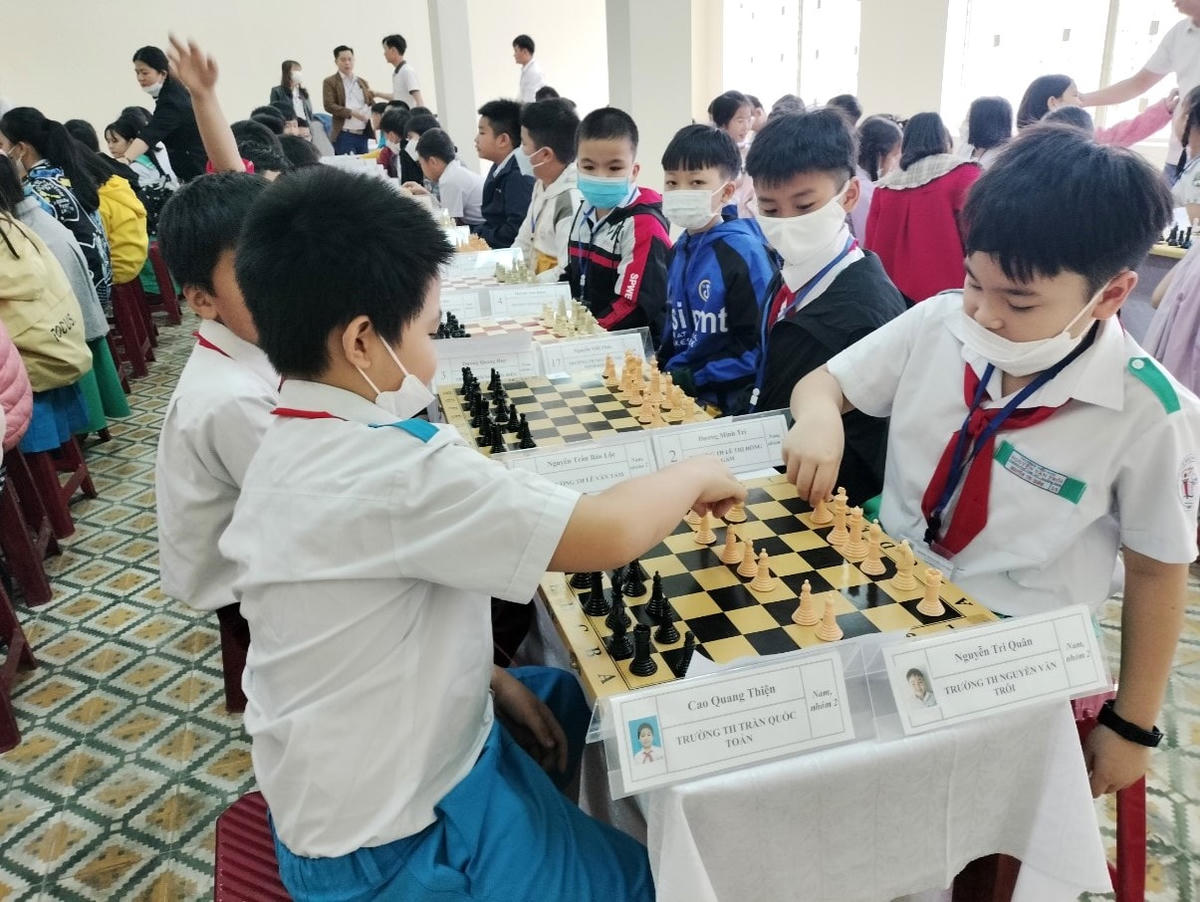 Các em học sinh tham dự giải cờ vua năm 2023. 
