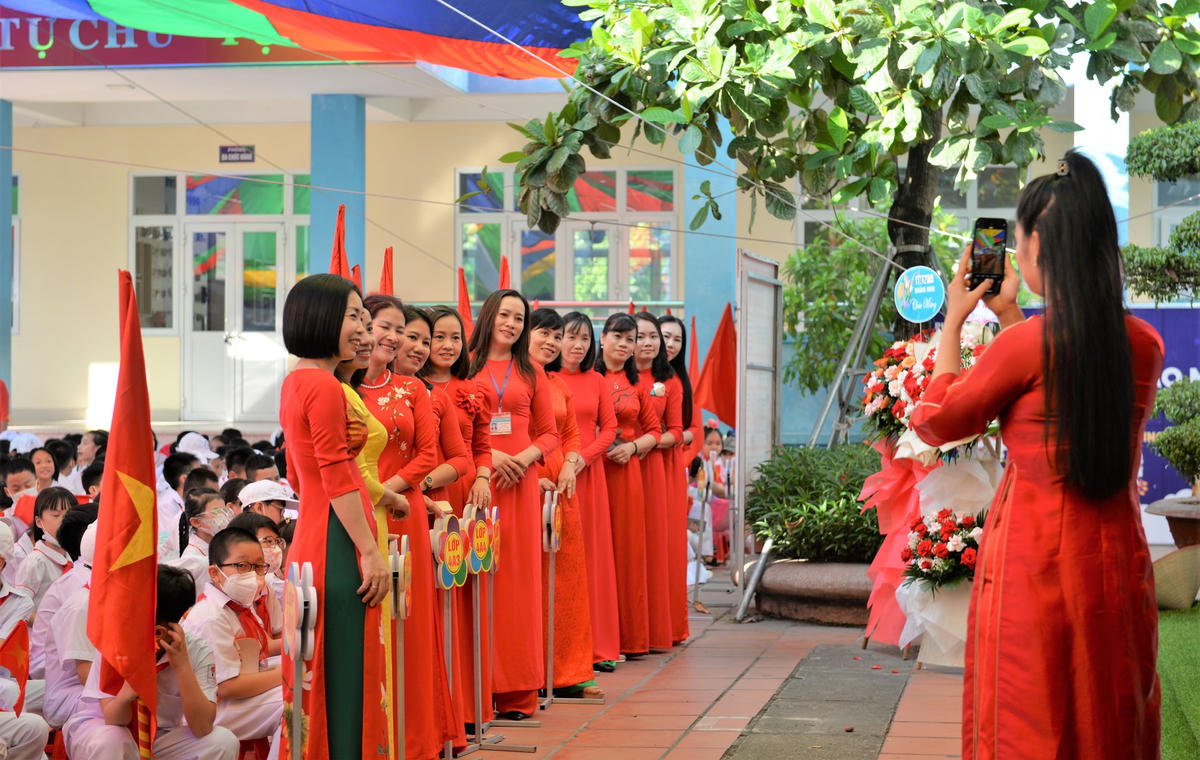 Các cô giáo trường Tiểu học Quang Trung duyên dáng trong tà áo dài thướt tha.
