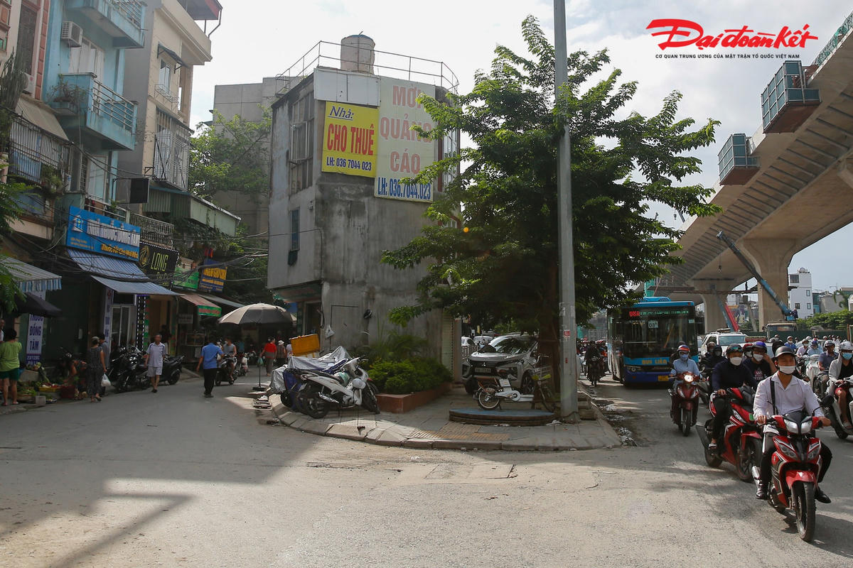 Nhiều người dân tại đây cho rằng, nếu ngôi nhà này được sửa chữa, cải tạo thành quán cà phê chắc chắn sẽ thu hút khách vì có vị trí siêu đẹp nằm trên trục đường vành đai 2.