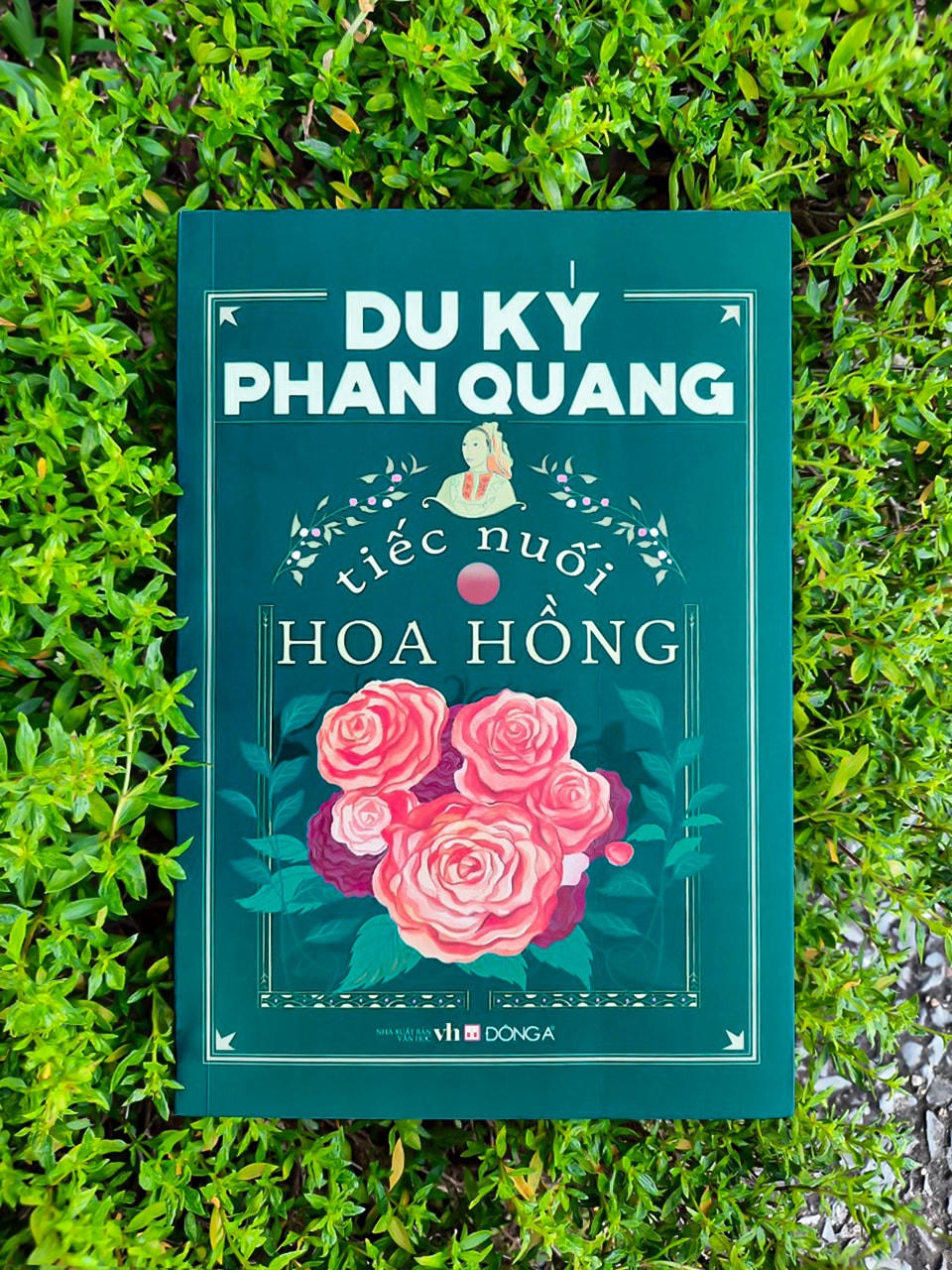 Bìa cuốn “Tiếc nuối hoa hồng” của nhà báo Phan Quang.  