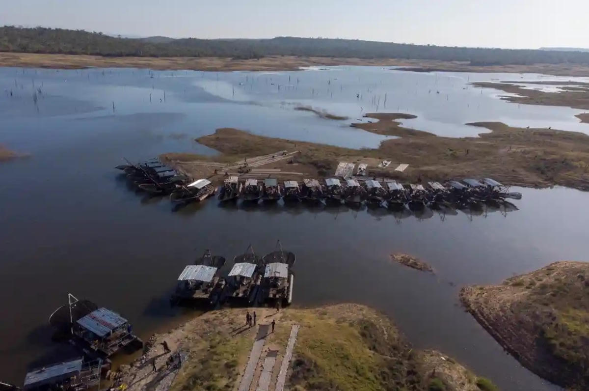 Có rất nhiều thuyền đánh cá neo đậu trên hồ Kariba. Ảnh: The Guardian.