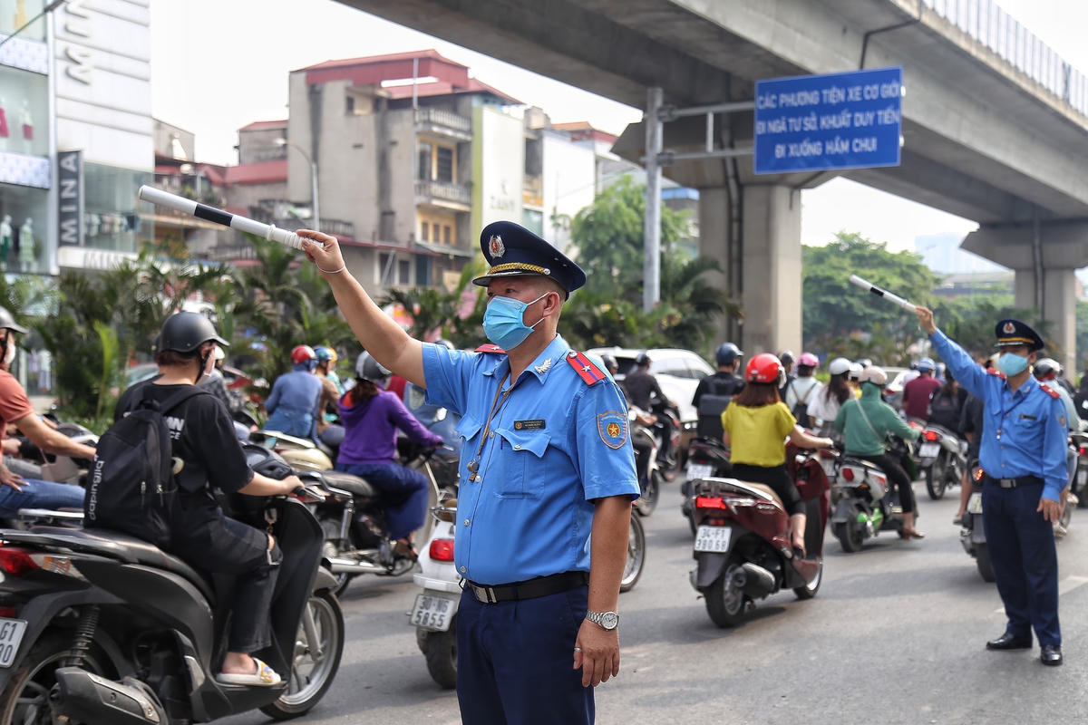 "Khi có hiện tượng ùn tắc giao thông, nhà thầu phải có phương án xử lý kịp thời, phối hợp các cơ quan chức năng để giao thông thông suốt; có phương án ứng trực, bố trí đầy đủ trang thiết bị, phương tiện máy móc để phối hợp khi có sự cố gây ùn tắc giao thông, mất an toàn giao thông, cung cấp đầy đủ số điện thoại liên lạc với các lực lượng chức năng", ông Bảo nhấn mạnh.