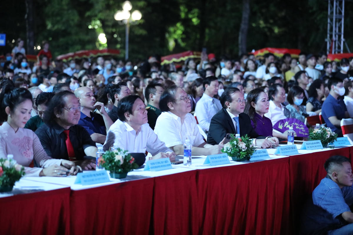 Các đại biểu dự buổi lễ. (ảnh: Thanh Tùng).