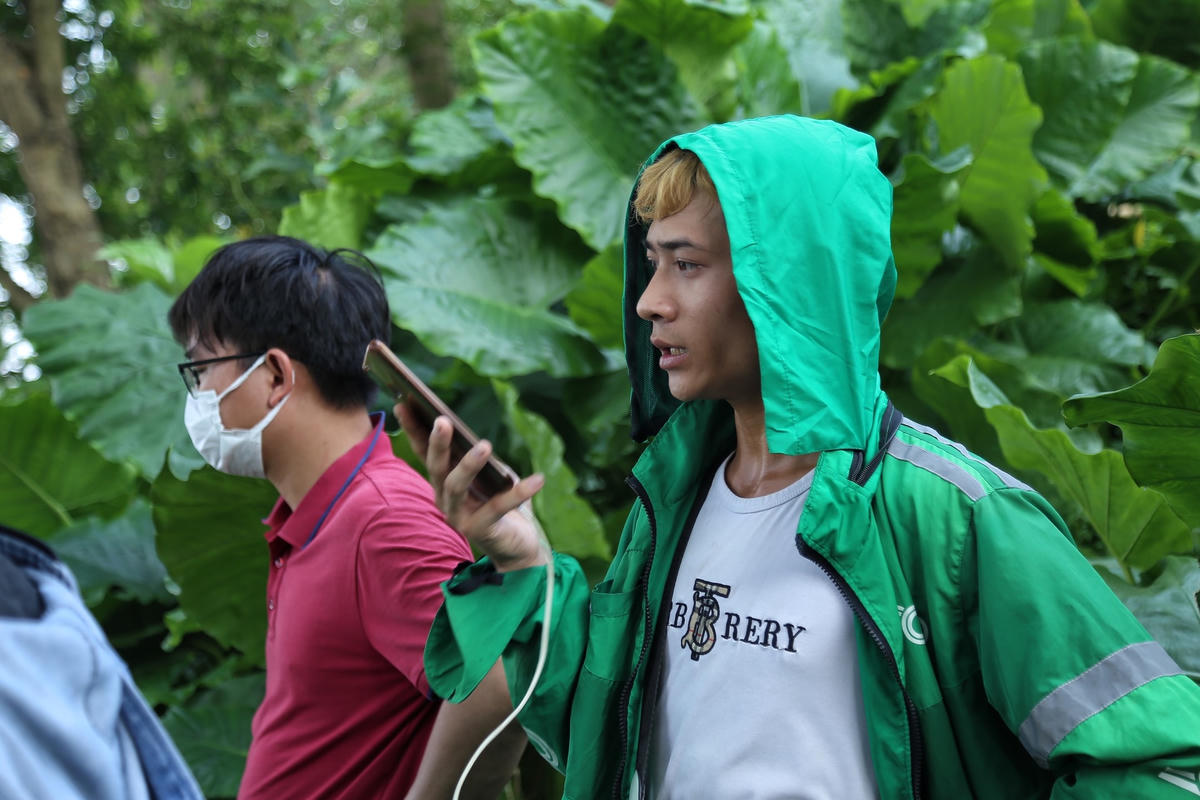 Vụ cô gái mất tích tại Hà Nội: Người dân chen chúc để livestream
