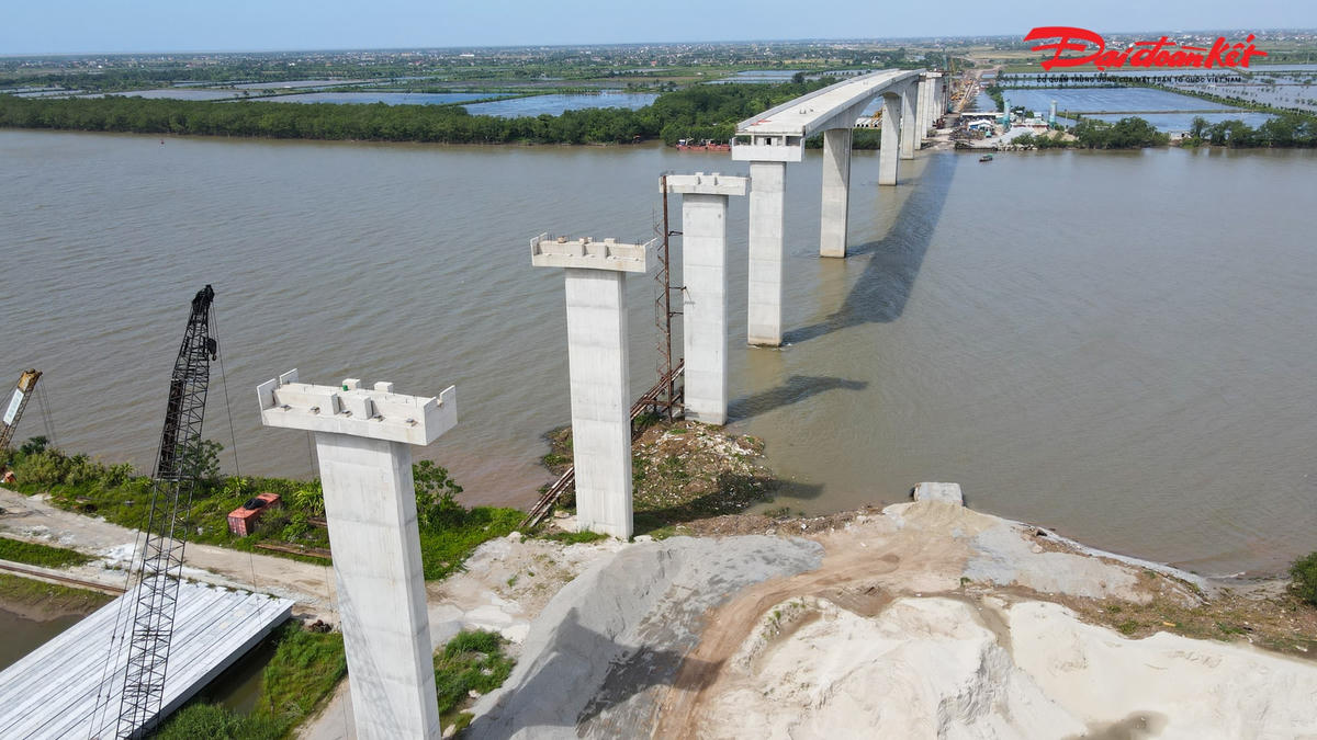 Đây là cây cầu vĩnh cửu bằng bê tông cốt thép và bê tông cốt thép dự ứng lực vượt sông Văn Úc, giá trị dự toán phê duyệt 818 tỷ đồng. 