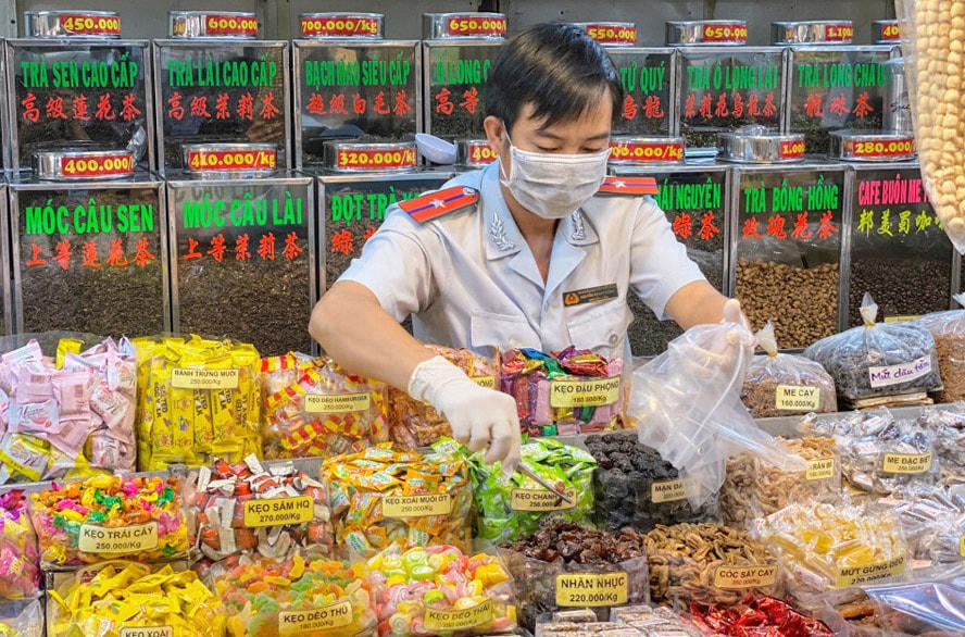 Cần tăng cường công tác kiểm tra để dần loại bỏ những thực phẩm kém chất lượng nhằm nâng sức cạnh tranh cho hàng hóa trong nước.