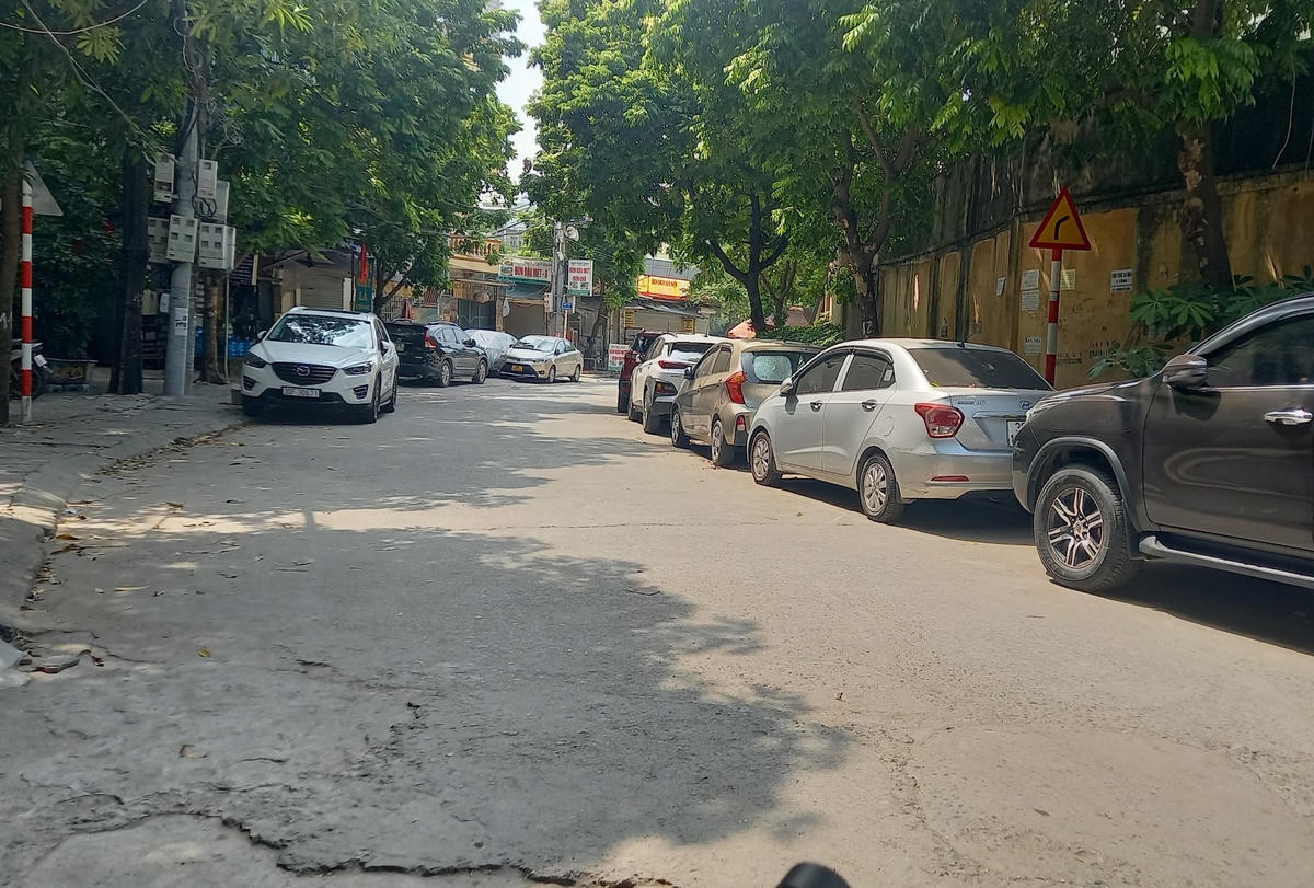 Điểm trông giữ xe trái phép trong ngõ 59 đường Lê Đức Thọ (quanh hồ Phú Mỹ) phường Mỹ Đình 2, quận Nam Từ Liêm (Hà Nội) diễn ra nhiều năm nay gây mất an ninh trật tự chưa được cơ quan chức năng kiểm tra, xử lý.