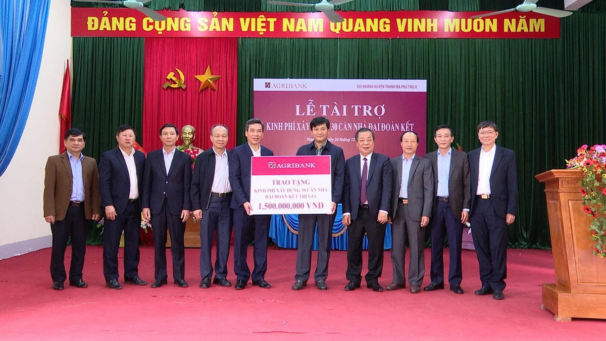 Lãnh đạo Ngân hàng Nhà nước Việt Nam và Tổng giám đốc Agribank Phạm Toàn Vượng (đứng thứ 5 từ phải sang) trao tài trợ xây dựng 30 căn nhà Đại đoàn kết cho huyện Thanh Ba – Phú Thọ.