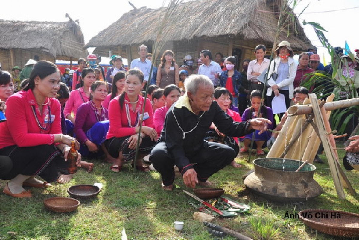 Tái hiện lễ cúng bến nước của đồng bào H'rê tỉnh Quảng Ngãi. Ảnh: Võ Chí Hà.