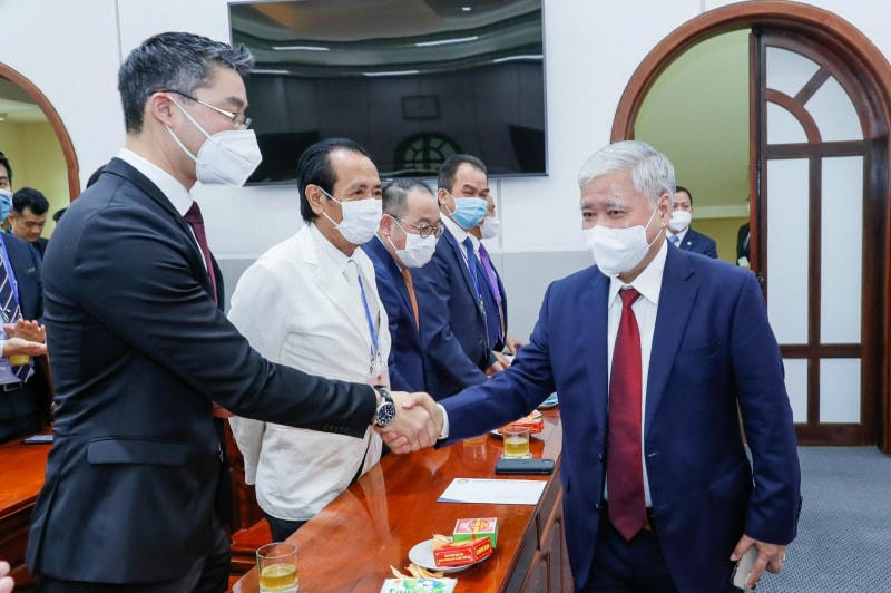 Bí thư Trung ương Đảng, Chủ tịch UBTƯ MTTQ Việt Nam Đỗ Văn Chiến chào mừng các kiều bào trở về Việt Nam ăn Tết, ngày 22/1/2022