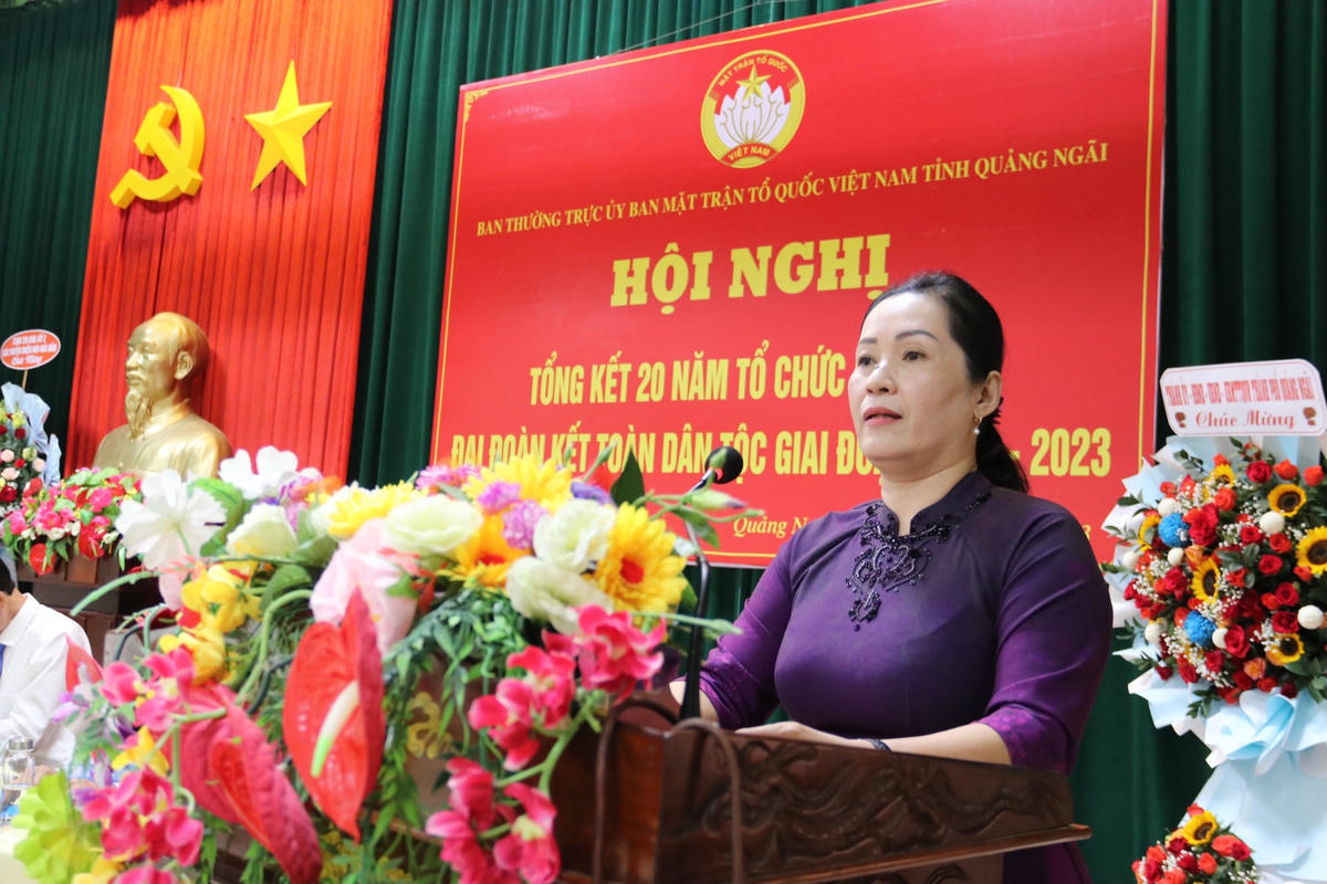 Bà Đinh Thị Hồng Minh, Phó Bí thư Tỉnh ủy Quảng Ngãi phát biểu tại Hội nghị.