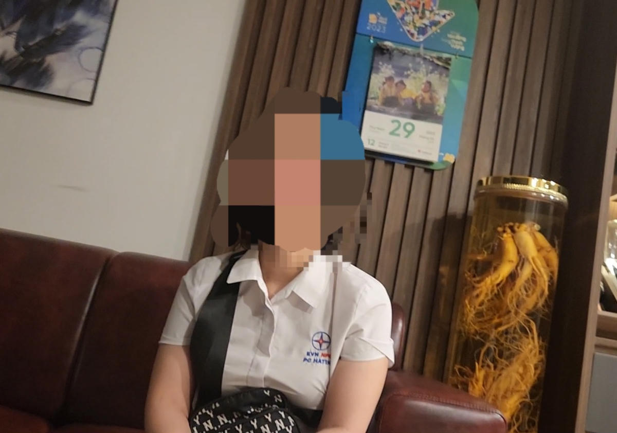 Chị Trần Thị Thơ đến giải thích với khách hàng vì đã tự ý cắt điện.