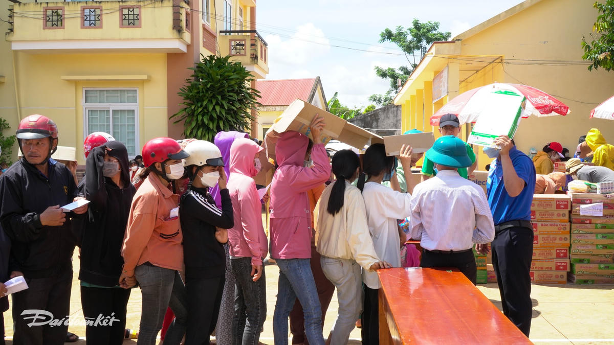 Dù trời rất nắng, người dân vẫn xếp hàng trật tự, chờ đến lượt mua hàng miễn phí.