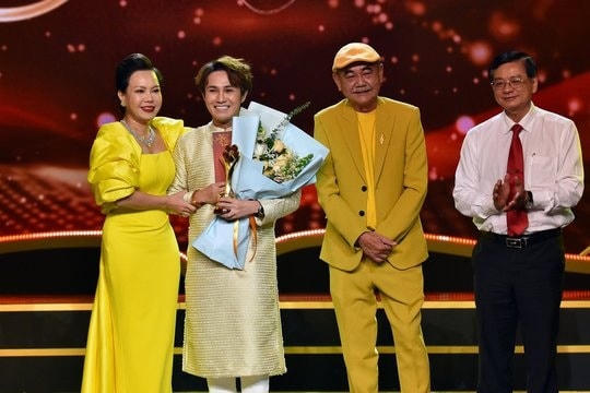 Nghệ sĩ Huỳnh Lập nhận giải Diễn viên hài được yêu thích nhất. 